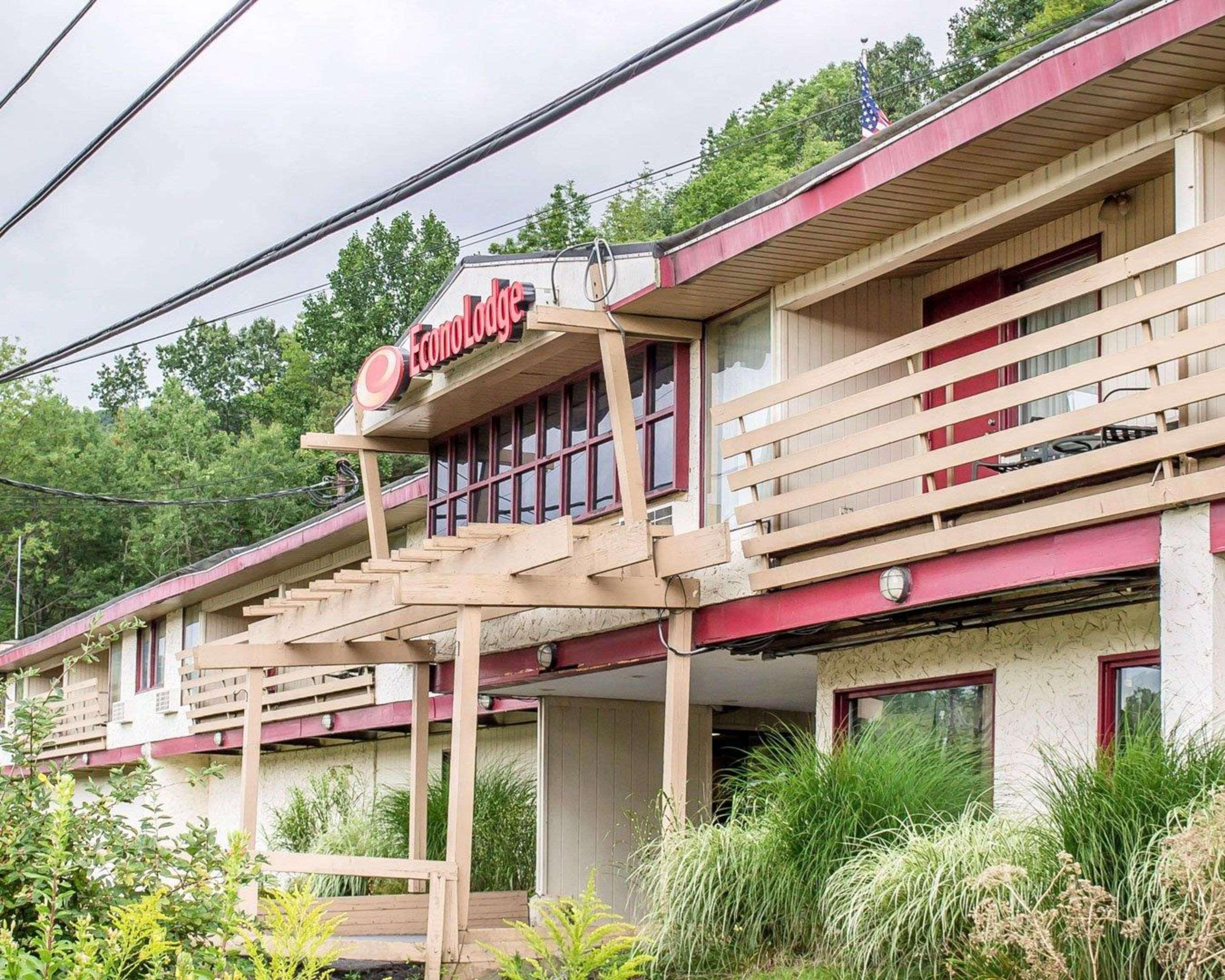 Econo Lodge *